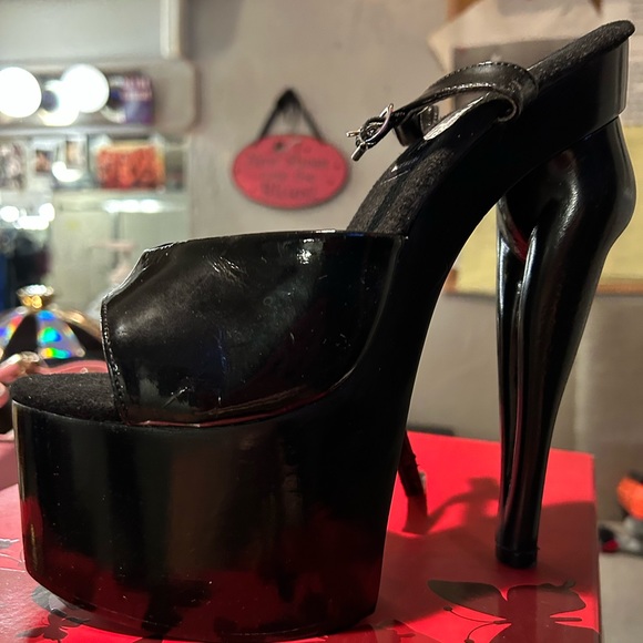 Brand New size 9 wooden heel Ladies Legs and Butt - Picture 2 of 3